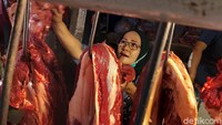 Pasar Kosambi, daging sapi dijual dengan harga Rp 140 ribu per kg.