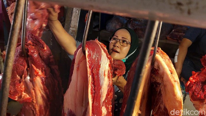 Sejumlah komoditas pangan di Kota Bandung mengalami kenaikan harga jelang Lebaran 2021. Sebagaimana berlangsung di Pasar Kosambi, harga daging sapi, ayam potong dan cabai tanjung mengalami kenaikan per kilogramnya.
