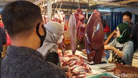Pedagang daging tampak sibuk melayani pembeli. 
