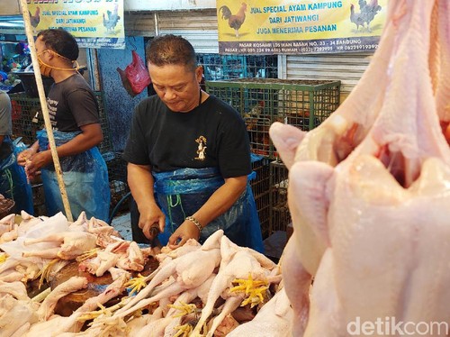 Sejumlah komoditas pangan di Kota Bandung mengalami kenaikan harga jelang Lebaran 2021. Sebagaimana berlangsung di Pasar Kosambi, harga daging sapi, ayam potong dan cabai tanjung mengalami kenaikan per kilogramnya.