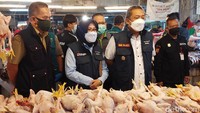 Wakil Wali Kota Bandung Yana Mulyana memantau harga komoditas di Pasar Kosambi.