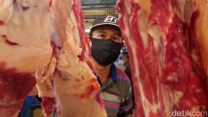 Jelang Lebaran, Harga Daging Ayam dan Sapi Naik Sejumlah komoditas pangan di Kota Bandung mengalami kenaikan harga jelang Lebaran 2021. Sebagaimana berlangsung di Pasar Kosambi, harga daging sapi, ayam potong dan cabai tanjung mengalami kenaikan per kilogramnya.