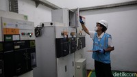 Masjid Istiqlal juga dilengkapi dengan Uninterruptible Power Supply (UPS) daya 40 kVA agar tegangan listrik lebih stabil.   