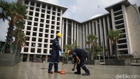 Petugas PLN melakukan pengecekan tegangan listrik bawah tanah di Masjid Istiqlal, Jakarta, Senin (10/5/2021). Menghadapi Hari Raya Idul Fitri 1422 H atau tahun 2021, PLN Unit Induk Distribusi Jakarta Raya melakukan siaga pasokan listrik di Ibu kota dan sekitarnya pada tanggal 6-21 Mei 2021.   