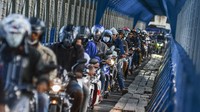 Pengendara sepeda motor melintas di jalur alternatif selatan terowongan Cirahong  di Jawa Barat, Senin (10/5/2021).   