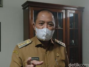 Jejak Kontroversi Bupati Karanganyar, Mobdin Rubicon-Istri di Amplop Bansos