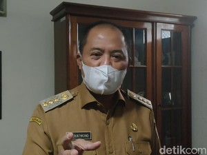 Jejak Kontroversi Bupati Karanganyar, Mobdin Rubicon-Istri di Amplop Bansos