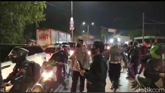 Kapolres Metro Bekasi Kombes Hendra memantau pemudik di perbatasan Bekasi-Karawang (Wilda/detikcom)
