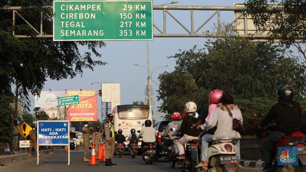 Kendaraan melintas di pos penyekatan, Jalur Pantura Kedungwaringin, perbatasan Kabupaten Bekasi-Karawang, Senin (10/5/2021). (CNBC Indonesia/Andrean Kristianto)