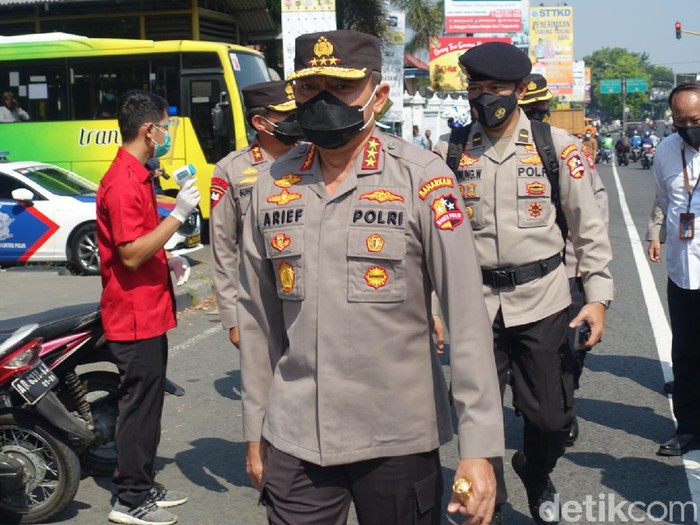 Kepala Badan Pemeliharaan Keamanan (Kabaharkam) Polri Komjen Arief Sulistyanto saat meninjau penyekatan di Pos Prambanan, Sleman, Senin (10/5/2021).