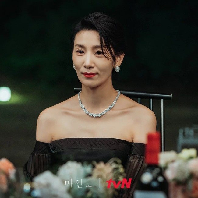 Kim Seo Hyung sontak menjadi perbincangan hangat saat tampil dalam drama Korea Mine. Ia beradu akting dengan Lee Bo Young sebagai menantu dari keluarga kaya. Foto: dok. tvN