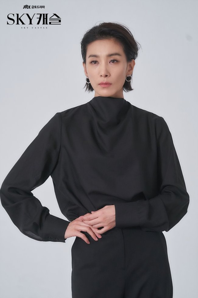 Penggemar drama Korea pasti sudah tak asing dengan Kim Seo Hyung. Pasalnya, aktris berumur 47 tahun ini identik dengan perannya sebagai Tutor Kim di Sky Castle. Foto: dok. tvN