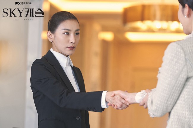 Ia dikenal sebagai tutor licik yang direkrut kaum elit. Sukses bikin penonton geram, ia memenangkan penghargaan Best Actress dari Baeksang Arts Awards. Foto: dok. tvN