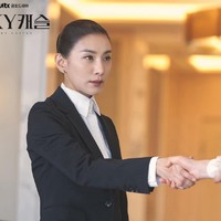 Ia dikenal sebagai tutor licik yang direkrut kaum elit. Sukses bikin penonton geram, ia memenangkan penghargaan Best Actress dari Baeksang Arts Awards. Foto: dok. tvN