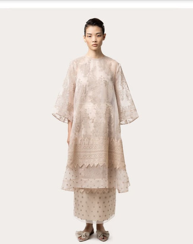 Sapto Djojokartiko menghadirkan koleksi edisi terbatas untuk Hari Raya 2021. Terdiri dari 35 tampilan busana, koleksi busana Lebaran ini tetap hadir dengan detail-detail khas Sapto yang subtil. Foto: dok. Sapto Djojokartiko.