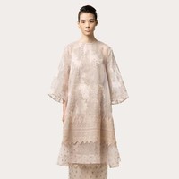 Sapto Djojokartiko menghadirkan koleksi edisi terbatas untuk Hari Raya 2021. Terdiri dari 35 tampilan busana, koleksi busana Lebaran ini tetap hadir dengan detail-detail khas Sapto yang subtil. Foto: dok. Sapto Djojokartiko.