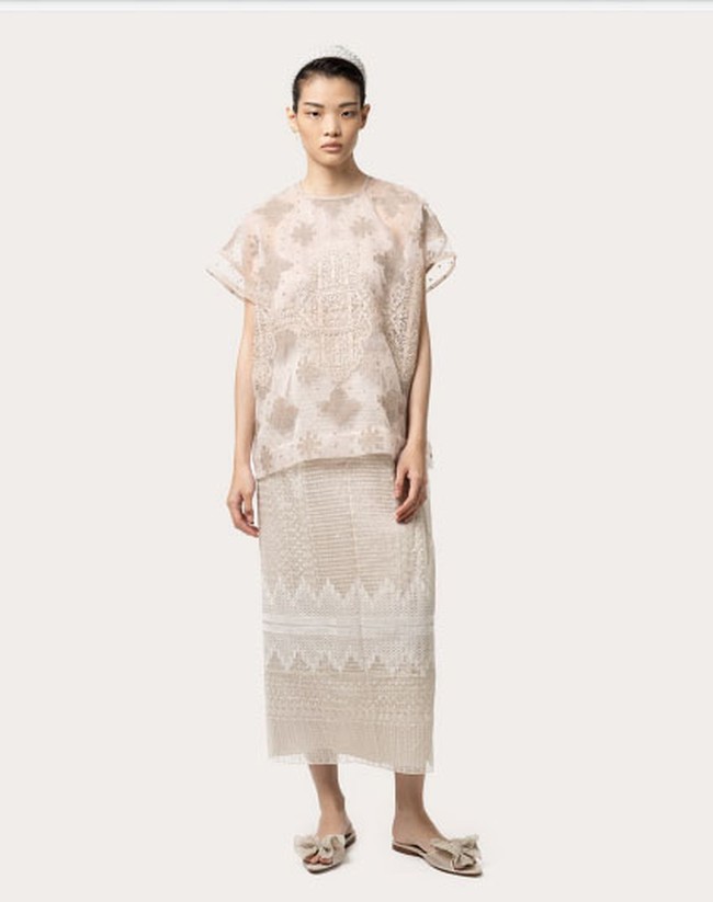 Sapto Djojokartiko menghadirkan koleksi edisi terbatas untuk Hari Raya 2021. Terdiri dari 35 tampilan busana, koleksi busana Lebaran ini tetap hadir dengan detail-detail khas Sapto yang subtil. Foto: dok. Sapto Djojokartiko.