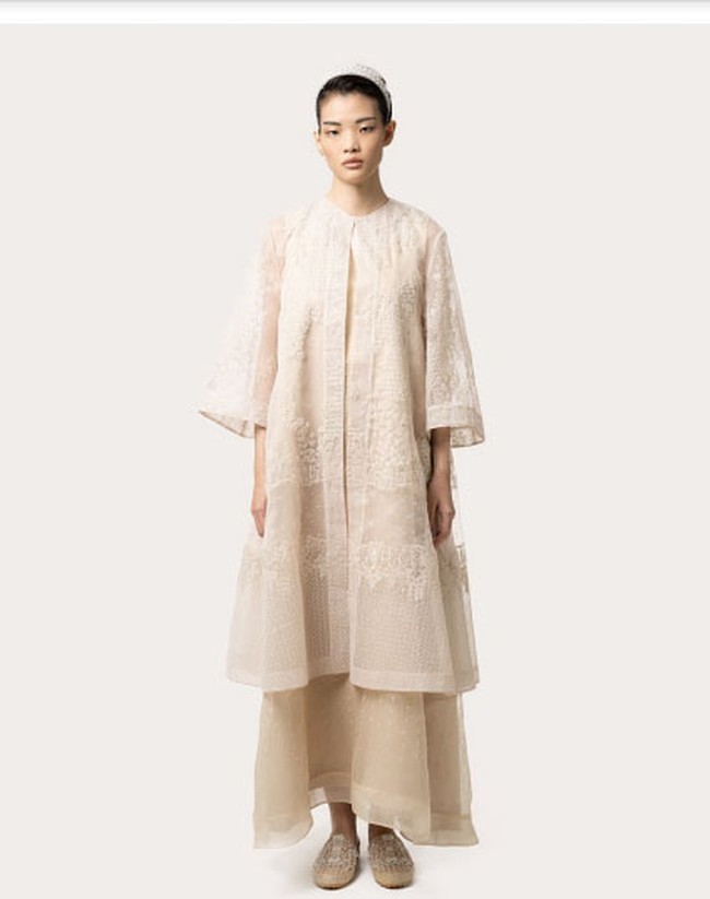 Sapto Djojokartiko menghadirkan koleksi edisi terbatas untuk Hari Raya 2021. Terdiri dari 35 tampilan busana, koleksi busana Lebaran ini tetap hadir dengan detail-detail khas Sapto yang subtil. Foto: dok. Sapto Djojokartiko.