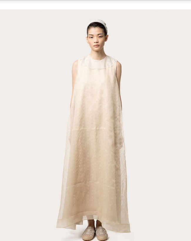 Sapto Djojokartiko menghadirkan koleksi edisi terbatas untuk Hari Raya 2021. Terdiri dari 35 tampilan busana, koleksi busana Lebaran ini tetap hadir dengan detail-detail khas Sapto yang subtil. Foto: dok. Sapto Djojokartiko.