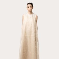 Sapto Djojokartiko menghadirkan koleksi edisi terbatas untuk Hari Raya 2021. Terdiri dari 35 tampilan busana, koleksi busana Lebaran ini tetap hadir dengan detail-detail khas Sapto yang subtil. Foto: dok. Sapto Djojokartiko.