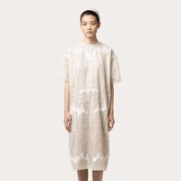 Sapto Djojokartiko menghadirkan koleksi edisi terbatas untuk Hari Raya 2021. Terdiri dari 35 tampilan busana, koleksi busana Lebaran ini tetap hadir dengan detail-detail khas Sapto yang subtil. Foto: dok. Sapto Djojokartiko.