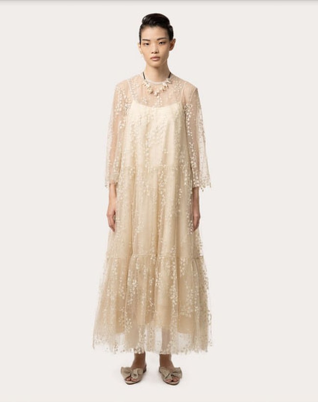 Sapto Djojokartiko menghadirkan koleksi edisi terbatas untuk Hari Raya 2021. Terdiri dari 35 tampilan busana, koleksi busana Lebaran ini tetap hadir dengan detail-detail khas Sapto yang subtil. Foto: dok. Sapto Djojokartiko.