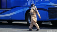 Kendati begitu, masih ada sejumlah warga yang datang untuk menanyakan tiket bus.