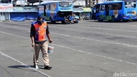Seorang warga melintas di tengah sepi terminal akibat kebijakan larangan mudik pada 6-17 Mei 2021.
