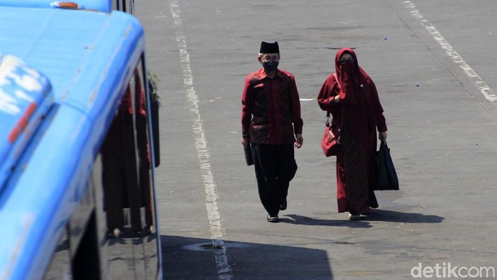 Suasana di Terminal Cicaheum Kota Bandung sepi pada H-3 Idul Fitri atau pada Senin (10/5/2021). Pasalnya, ratusan armada bus baik AKDP dan AKAP tak bisa beroperasi seiring dengan kebijakan larangan mudik yang ditetapkan pemerintah pada 6 - 17 Mei 2021.