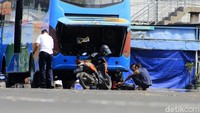 Saat ini hanya ada beberapa bus yang terlihat parkir di terminal tersebut. Itupun lagi dalam proses perawatan yang dilakukan awak bus.