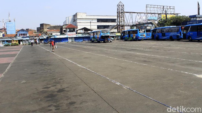 Kondisi Terminal Cicaheum Bandung di H-3 Lebaran Suasana di Terminal Cicaheum Kota Bandung sepi pada H-3 Idul Fitri atau pada Senin (10/5/2021). Pasalnya, ratusan armada bus baik AKDP dan AKAP tak bisa beroperasi seiring dengan kebijakan larangan mudik yang ditetapkan pemerintah pada 6 - 17 Mei 2021.