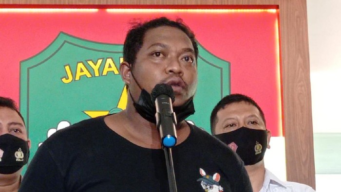 Koordinator debt collector, Hendrik Liatongu minta maf soal pengepungan Serda Nurhadi dalam proses penarikan kendaraan leasing, Senin (10/5/2021).