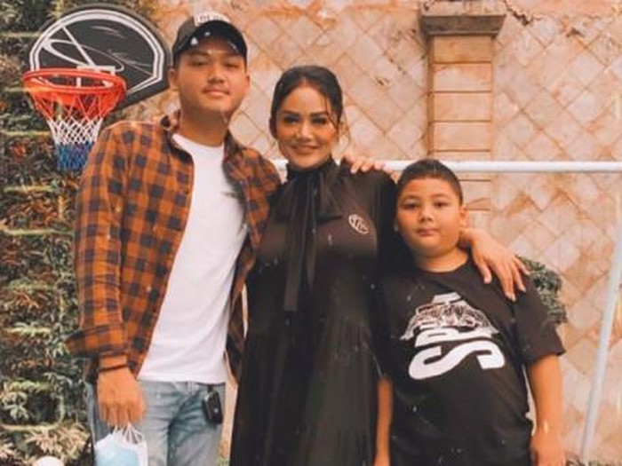 Krisdayanti peluk Azriel dan Kellen