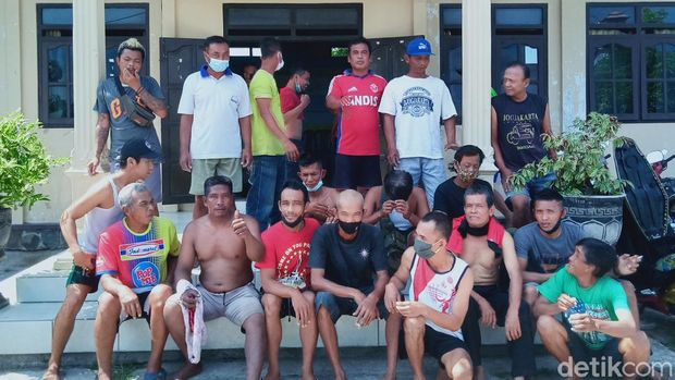 Linmas di Desa Sukorejo, Kecamatan Wonosari, Klaten copot seragam dan menyatakan mundur karena merasa tak diperhatikan, Senin (10/5/2021).