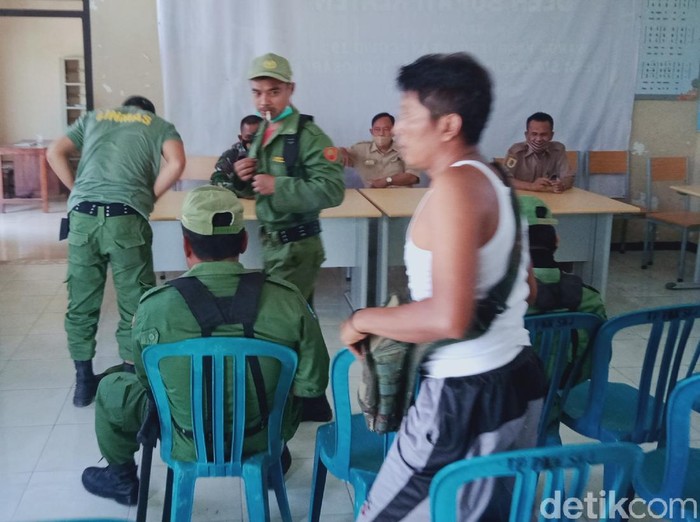 Linmas di Desa Sukorejo, Kecamatan Wonosari, Klaten copot seragam dan menyatakan mundur karena merasa tak diperhatikan, Senin (10/5/2021).