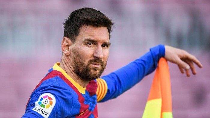 BARCELONA, SPAIN - MAY 08: Lionel Messi of FC Barcelona looks on during the La Liga Santander match between FC Barcelona and Atletico de Madrid at Camp Nou on May 08, 2021 in Barcelona, Spain. Sporting stadiums around Spain remain under strict restrictions due to the Coronavirus Pandemic as Government social distancing laws prohibit fans inside venues resulting in games being played behind closed doors. (Photo by David Ramos/Getty Images)