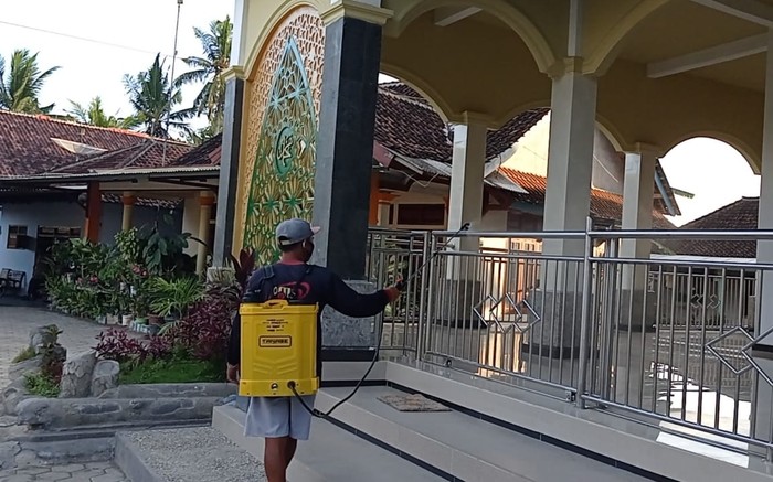 masjid di Dusun Yudomulyo Banyuwangi disemprot disinfektan