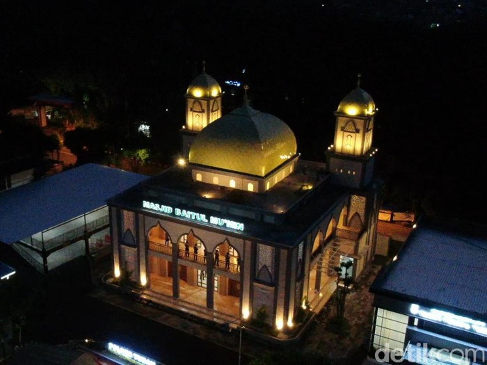 Sebuah masjid berdiri megah di komplek Polres Tuban. Masjid ini terdiri dari 2 lantai dengan atap kubah berwarna kuning.