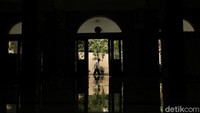 Masjid Jabalurrahmah diwakafkan oleh Teuku Laksamana Oemar dan Teuku Muhammad Tajib Idie pada 2007.