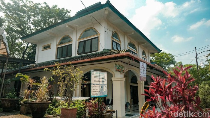 Masih ingat Masjid Jabalurrahmah yang berdiri kokoh saat tragedi jebolnya tanggul Situ Gintung tahun 2009 silam? Begini kondisinya 12 tahun kemudian.