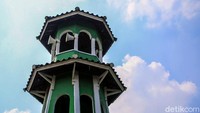 Masjid ini dibangun sekitar tahun 1700-an, letaknya dekat dengan Klenteng Boen Tek Bio. Masjid ini punya menara berbentuk pagoda ala Tiongkok.