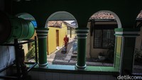 Saat ini, masjid yang berada di sisi Sungai Cisadane tersebut sudah dikelilingi pemukiman padat penduduk.