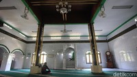 Pintu serta pilar-pilar bangunan masjid masih asli. Masjid Jami Kalipasir sudah beberapa kali direnovasi, tanpa mengubah gaya arsitekturnya.