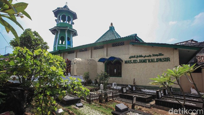 Menengok Masjid Tertua di Tangerang Warga beribadah di Masjid Kalipasir, Kota Tangerang, Banten, beberapa waktu lalu. Masjid yang didirikan 1700an Masehi merupakan masjid tertua di Kota Tangerang. Struktur bangunan dan desain masih dipertahankan seperti saat dibangun lebih dari 3 abad lampau. Menurut sejumlah naskah,. masjid tersebut dibangun oleh Tumenggung Pamit Wijaya saat memulai penyebaran Islam di wilayah Banten. Saat ini, masjid yang berada di sisi Sungai Cisadane tersebut sudah dikelilingi pemukiman padat penduduk.