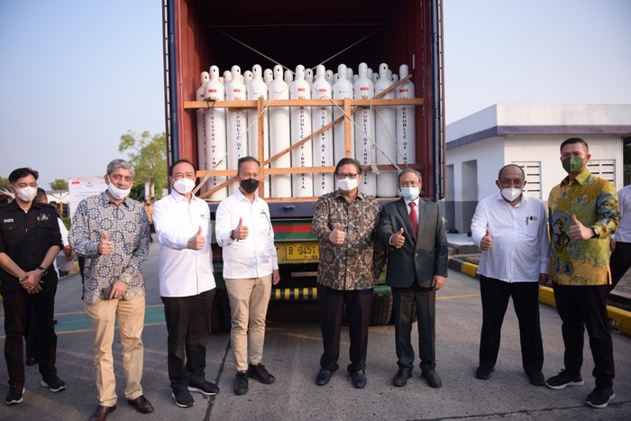 Menteri Koordinator Perekonomian Airlangga Hartarto memimpin acara Pelepasan Penyaluran Bantuan Oksigen untuk India oleh pemerintah RI di Cikande, Serang, Banten.