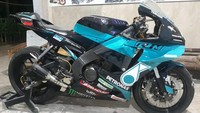 Jadi ini motor Yamaha Vixion 2009. Diubah menjadi Yamaha R1 M, dengan livery motor Petronas Yamaha MotoGP, ujar owner Creative Custom, Jorgie Candrono, melalui sambungan telepon kepada detikOto, Senin (10/5/2021). Foto: Creative custom/Jorgie Candrono