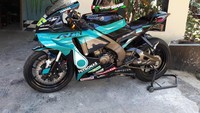 Motor MotoGP kerap menjadi rujukan bagi pecinta modifikasi untuk mendandani tunggangannya. Contohnya seperti dilakukan oleh modifikator asal Banjarnegara, Jawa Tengah, yang menyulap Yamaha Vixion menjadi semirip motor legenda MotoGP, Valentino Rossi. Foto: Creative custom/Jorgie Candrono