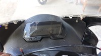 Ubahan lain, spidometer pakai punya R15 V3, gas spontan Domino. Terus saklar pakai variasi layaknya Ducati. Terus master rem pakai Brembo, lampu variasi full LED semuanya. Terus knalpot pakai Austin Racing, ujar Jorgie. Foto: Creative custom/Jorgie Candrono