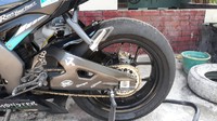 Biar selaras dengan kaki-kaki yang gambot, lengan ayun belakang alias swingarm juga ikutan dipermak dengan part custom. Dengan lengan ayun yang dikustomisasi, maka bisa memuat ukuran pelek 5,5 inci yang lebar. Lanjut untuk sokbreker depan pakai suspensi upside down variasi besutan Ride It. Foto: Creative custom/Jorgie Candrono