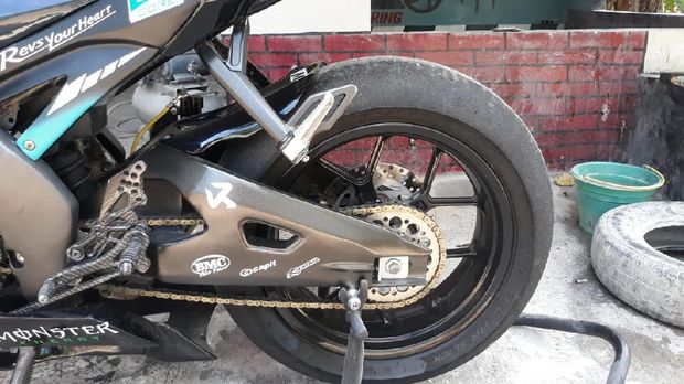 Modifikasi Yamaha Vixion jadi Yamaha R1 M dengan livery motor MotoGP